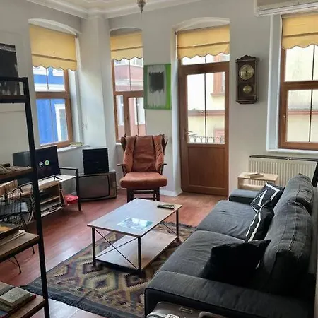 Redecorated Flat With Huge Library 100 Mbps Speed Lejlighed