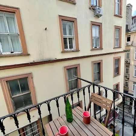 Redecorated Flat With Huge Library 100 Mbps Speed