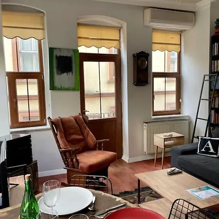 Redecorated Flat With Huge Library 100 Mbps Speed