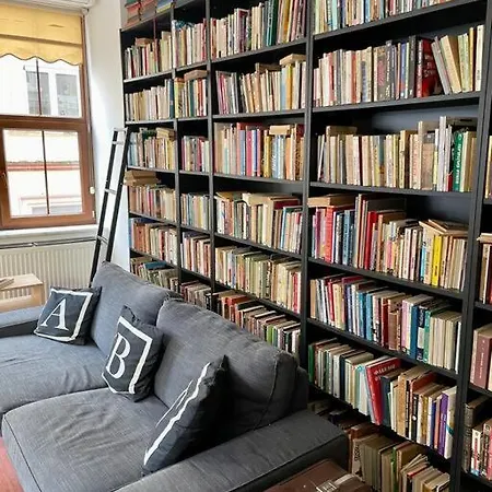Redecorated Flat With Huge Library 100 Mbps Speed * Istanbul