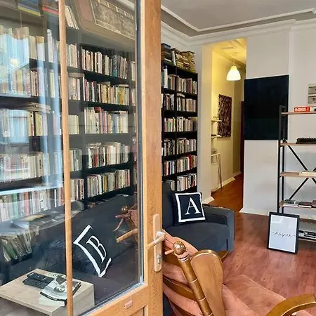 Redecorated Flat With Huge Library 100 Mbps Speed Istanbul