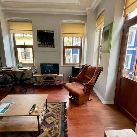 Redecorated Flat With Huge Library 100 Mbps Speed