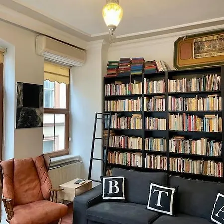 Redecorated Flat With Huge Library 100 Mbps Speed Lejlighed *