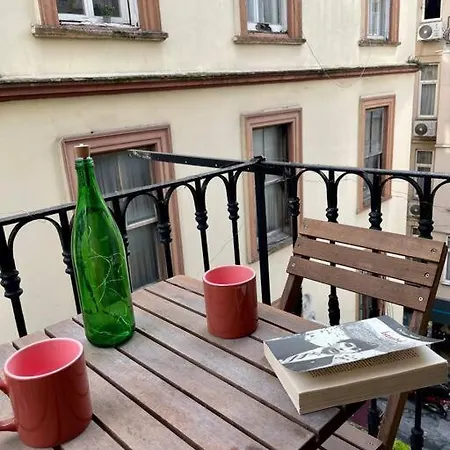 Redecorated Flat With Huge Library 100 Mbps Speed Lejlighed *