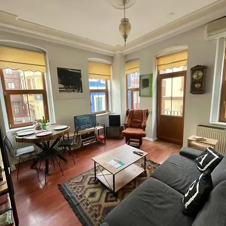 Redecorated Flat With Huge Library 100 Mbps Speed Apartment *