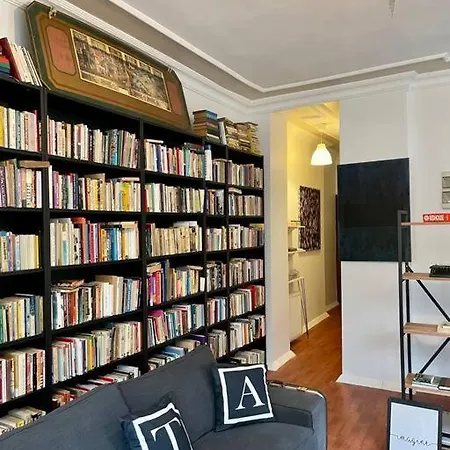 Redecorated Flat With Huge Library 100 Mbps Speed