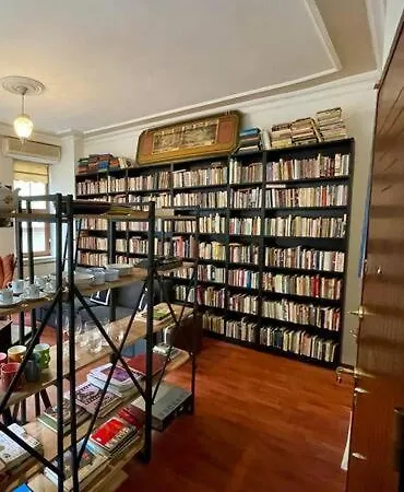 Redecorated Flat With Huge Library 100 Mbps Speed *
